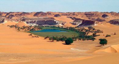 SITIADO. Las dunas amenazan un lago de Ounianga, al noreste de Chad. / S. KRÖPELIN/