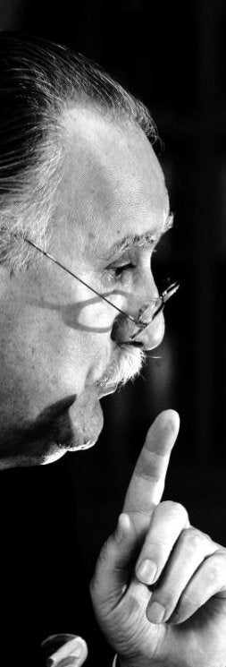 ESCRUTADOR. Un gesto del alcalde durante la entrevista. / F. GÓMEZ/