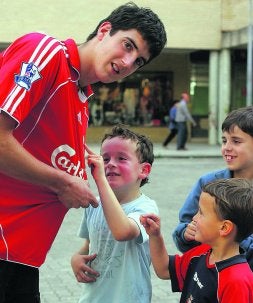 Mikel San José, junto a unos niños, el miércoles en Villaba. / IGNACIO PÉREZ/