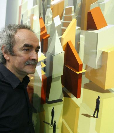 ARTE. Koldo Etxebarria, junto a una de sus piezas, en las que aplica nuevas tecnologías. / JESÚS ANDRADE/