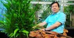 Xiao Rong Zhu regenta un wok, restaurante de bufet libre chino, en pleno centro bilbaíno. / BORJA AGUDO/