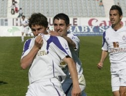 Sutil, que se tapa con la camiseta, es felicitado tras un gol por el ermuarra Joseba Arriaga. / EL CORREO/