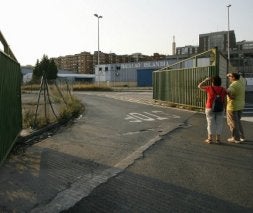 Uno de los pabellones que serán derribados en la zona. / FERNANDO GÓMEZ/