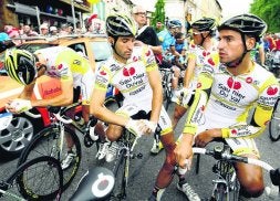 Los corredores del Saunier Duval se muestran abatidos en la salida, antes de retirarse del Tour. / EFE/
