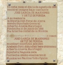 Placa colocada en la casa de Mardones, en Fontecha. / S. LAN DÁZURI/