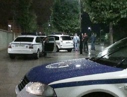 Patrullas de la Ertzaintza y la Policía Municipal, momentos después de la detención. / LUIS CALABOR/