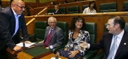 Ibarretxe y la vicelehendakari Idoia Zenarruzabeitia charlan durante el Pleno del viernes con los consejeros Azkarraga y Madrazo, miembros del consejo político. / JESÚS ANDRADE/