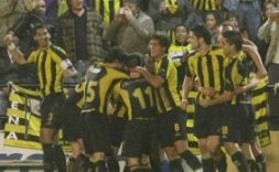 Los jugadores celebran uno de los goles. / PEDRO URRESTI/