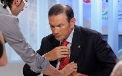 Ibarretxe se coloca la corbata antes de ser entrevistado en ETB. / Ignancio Pérez/
