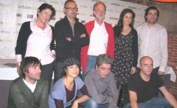 Los miembros del jurado, con el actor Antonio Dechent y miembros de Aborigen. / G. MEDEL/