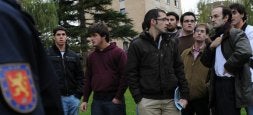 Estudiantes y profesores se arremolinaron junto a los agentes para conocer el estado de amigos y compañeros. / EFE/