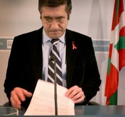 Patxi López, durante su comparecencia de ayer para hablar de la frustrada fusión. / MAITE BARTOLOMÉ/