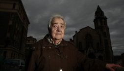 Luisa Martínez recuerda su vida en Torre Urizar junto a la iglesia de San Luis Beltrán. / MITXEL ATRIO/