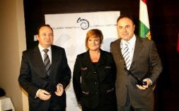iembros de familia galardonada, junto al presidente regional./
