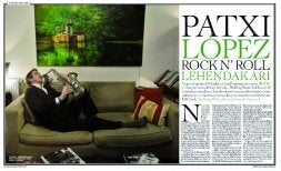 Patxi López aparece tocando un saxo, aunque reconoce que no lo domina. / GONZALO AZUMENDI (ROLLING STONE)/