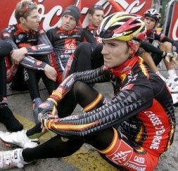 Valverde descansa junto a miembros de su equipo antes de una etapa en Mallorca. / EFE/