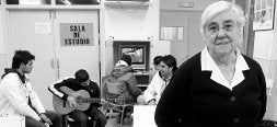 Julia Chávarri, con un grupo de jóvenes que acude a los locales de Gao Lacho Drom para realizar actividades extraescolares. / IOSU ONANDIA/