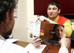 Una trabajadora de la Cruz Roja informa sobre los requisitos para acogerse al programa de retorno voluntario. / A. GÓMEZ/
