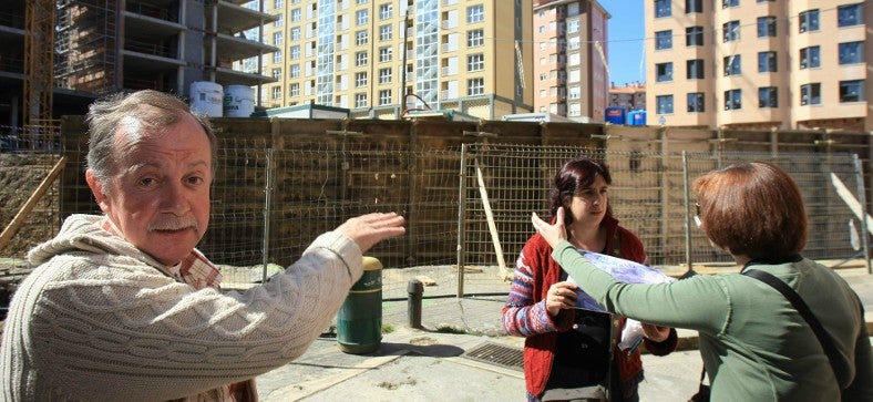 Vecinos de la calle Iturburu reaccionaron con malestar ante la construcción de un muro que «encajonaba» sus viviendas./ LUIS ÁNGEL GÓMEZ/
