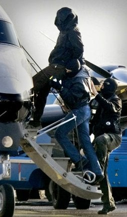 La Policía francesa embarca a 'Gurbitz' en un avión tras su arresto. / EFE/