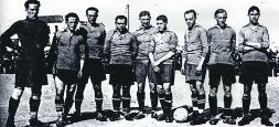 El equipo que saltó al césped del Martínez Campos estaba compuesto por: Jáuregui; Vallana, Careaga; Uriarte, Arruza, José María Peña, Ibaibarriaga, Pagaza, Sesúmaga, Barturen y Florencia Peña./ ARENAS CLUB/
