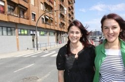 A Natalia y Ainara no les asusta la crisis. «Es el momento de los productos 'low cost'», dicen. / L. A. GÓMEZ/