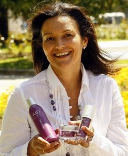 María Unceta-Barrenechea muestra algunos de sus productos de alta cosmética. /JESÚS ANDRADE/