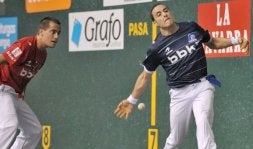 Martínez de Irujo, con la pelota, superó en todos los terrenos a Bengoetxea, su rival en el Atano. / JOSÉ MARI LÓPEZ/