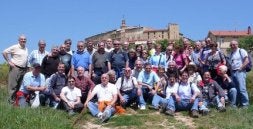 'Cincuentones' del 52 celebraron este año su tradicional cita anual -ésta fue la séptima ya- en la amurallada Labraza, para almorzar luego en Moreda y visitar Laguardia. / FOTOS: EL CORREO/