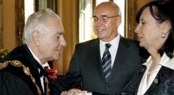 Casas, presidenta del Constitucional, saluda al del Supremo, Carlos Dívar, en presencia de Javier Rojo. / EFE/