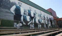 Mural que representa al primer equipo del Athletic. A la derecha, un momento de la Maskarada escenificada el pasado año. / PEDRO URRESTI/