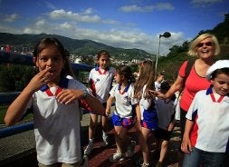 Un grupo de alumnas sube desde la zona del Guggenheim./