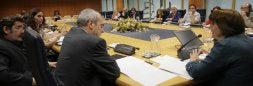 Los viceconsejeros Ramón Etxezarreta y Antonio Rivera, en primer término, escuchan a Blanca Urgell. / IOSU ONANDIA/