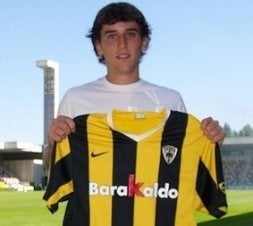posa en Lasesarre con la camiseta gualdinegra. / E. C./