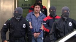 Agentes de la Ertzaintza trasladan a un detenido por su relación con el 'comando Vizcaya'. / EFE/