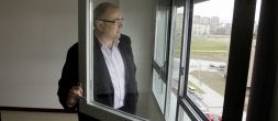 El ex consejero Javier Madrazo, durante la entrega de las llaves de una promoción de pisos de alquiler protegido construidos en Vitoria. / IGOR AIZPURU/