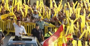 . Contador saluda a los aficionados durante el recibimiento en Pinto, su localidad natal. / EFE/