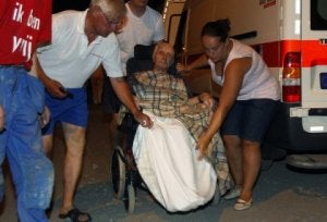 Un residente en silla de ruedas es evacuado del centro de ancianos./