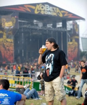 Un asistente al Kobetasonik 2008 disfruta de una cerveza./ BORJA AGUDO/