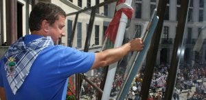 Fernando Oribe, presidente del club de montañismo Goikogane y pregonero de las fiestas de Llodio, prende la mecha del cohete ante una plaza abarrotada. / REPORTAJE FOTOGRÁFICO: JOSÉ MONTES/