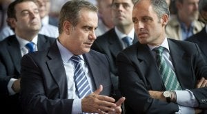 . Camps, a la derecha, ayer en un acto en Valencia con el ministro de Trabajo, Celestino Corbacho. / EFE/