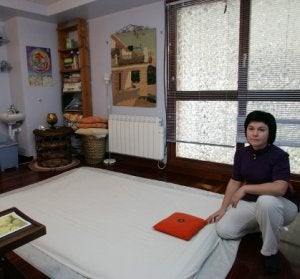 Nuria González ha hecho cambios «sutiles» en el local de estética que regenta. / MIREYA LÓPEZ/