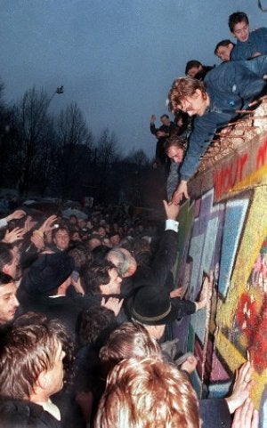 La caída del Muro reunió a cientos de miles de alemanes./ EFE/