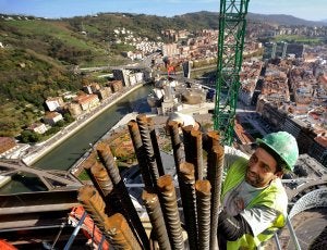 La Torre Iberdrola crece a ojos vista a un ritmo de una planta por semana./ Borja Agudo/