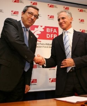 José Luis Bilbao y Juan Ignacio Vidarte formalizan el acuerdo para impulsar el Guggenheim de Urdaibai, el pasado junio. :: M. BARTOLOMÉ/