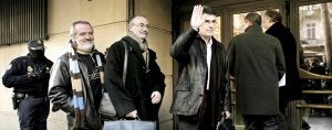 Los cinco directivos de Egunkaria procesados se disponen a entrar en la Audiencia Nacional, donde declararon en doble jornada de mañana y tarde. :: EFE/