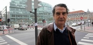 José María Gorordo posa en las inmediaciones de la Alhóndiga, uno de los proyectos que no pudo llevar a cabo. ::
MITXEL ATRIO/