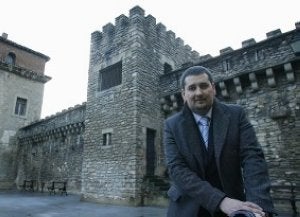 Jokin Villanueva posa junto a la muralla de Vitoria. ::
JESÚS ANDRADE/