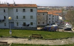 Imagen de algunos bloques de viviendas del barrio de Errekaleor. :: IGOR AIZPURU/