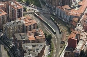 Adif entregará el solar de Pozokoetxe, de hectárea y media, donde se edificarán viviendas. :: E. C./